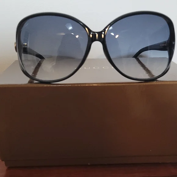 Gucci | Accessories | Gucci Black Oversized Sunglasses With  display picture 1